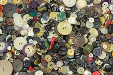 Bir sürü eski kıyafet düğmesi.