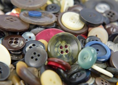 Bir sürü eski kıyafet düğmesi.