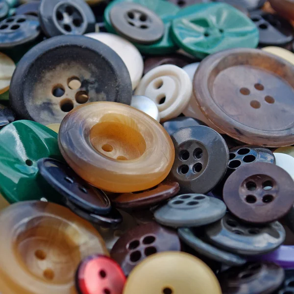 Bir sürü eski kıyafet düğmesi.