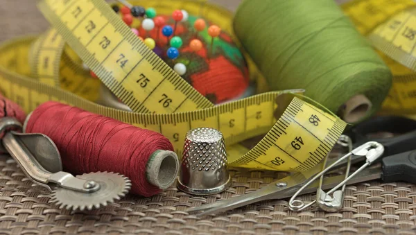 Dikiş seti yakın planda.