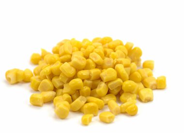 Beyaz arkaplana karşı izole mısır çekirdekleri