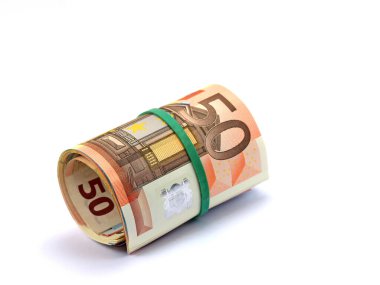 Beyaz arka planda yuvarlanmış Avro banknotları