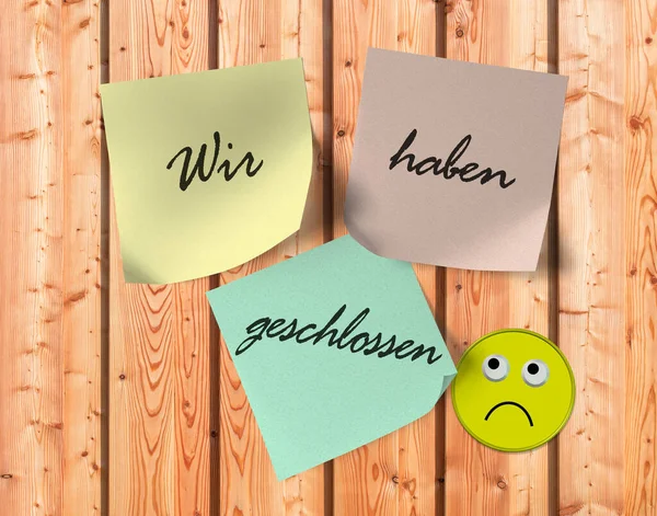 Wir Haben Geschlossen Have Closed Sticky Notes Wooden Panel — стоковое фото