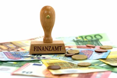 Üzerinde Finanzamt yazan tahta damga.