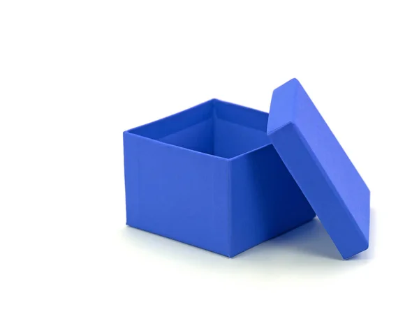 Blauer Leerer Karton Vor Weißem Hintergrund — Stockfoto