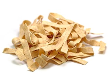 Beyaz arka planda Tagliatelle makarnası