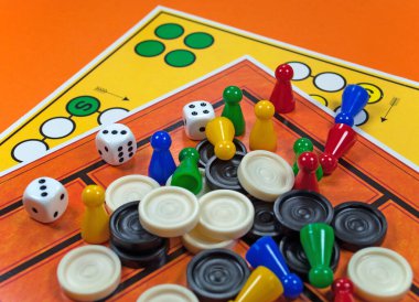 Masa oyunları için farklı renkli oyun figürleri