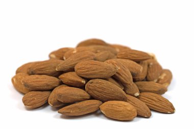 Badem çekirdekleri beyaz bir arkaplan üzerinde izole