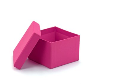 Beyaz arkaplanın önündeki pembe boş karton kutu