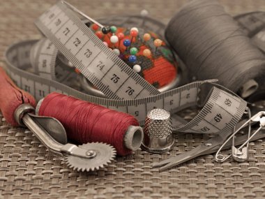 Dikiş seti yakın planda.