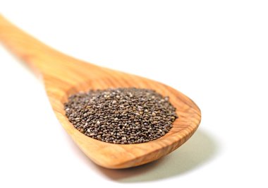 Tahta kaşıkta beyaz bir arka planda Chia tohumları