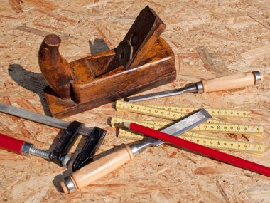 Yakın planda marangozluk araçları