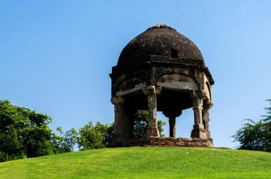 Hindistan 'da Babür Mezarlığı' ndaki Gözcü Kulesi Kralı.
