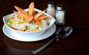 Lezzetli kızarmış pirinç makarna ve harika bir sunum.