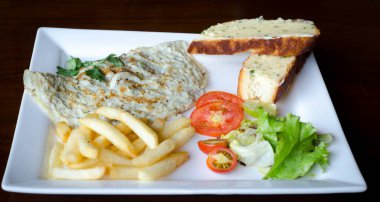 Harika sunumlu lezzetli yumurtalı omlet.