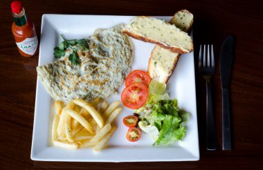 Harika sunumlu lezzetli yumurtalı omlet.