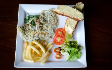 Harika sunumlu lezzetli yumurtalı omlet.