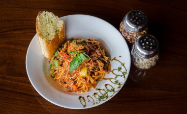 Harika sunumlu lezzetli bir spagetti.