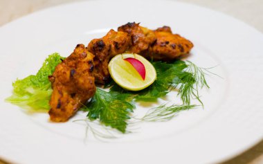 Lezzetli kızarmış tavuk ve harika bir sunum.