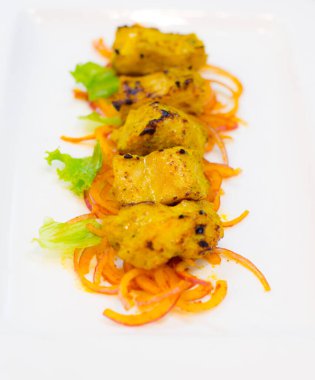 Lezzetli kızarmış tavuk ve harika bir sunum.