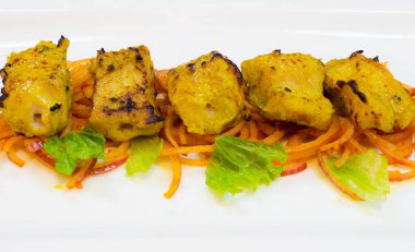 Lezzetli kızarmış tavuk ve harika bir sunum.