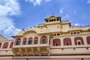 Hindistan 'da bir sarayın balkon ve girişi.