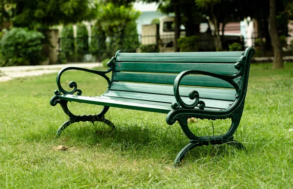 Banco Verde Colocado Parque Para Relaxar — Fotografia de Stock