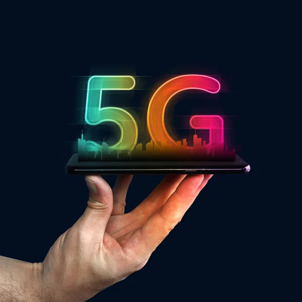 5G Standart. Üzerinde renkli logotye olan bir cep telefonu. Skyline önde. Mobil iletişim