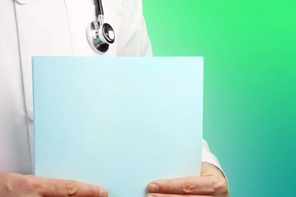 Steteskoplu doktor elinde tıbbi rapor tutuyor. Kes şunu. Yeşil turkuaz arka plan. Sağlık / İlaç Hizmetleri