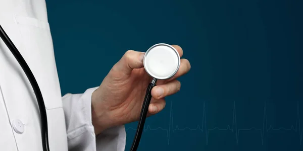 Önlüklü doktor steteskop tutuyor. Tıp, hastalık, sağlık sembolü