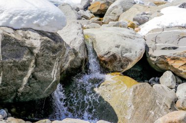 Çok küçük bir şelale. Bu dağ alanının yaygın bir özelliği..