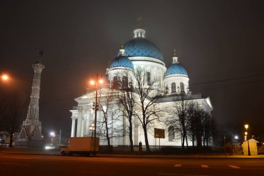 Rusya 'nın Saint-Petersburg kentindeki Rus-Türk Warin' inin anısına mavi kubbeli Trinity Katedrali ve Zafer Anıtı 