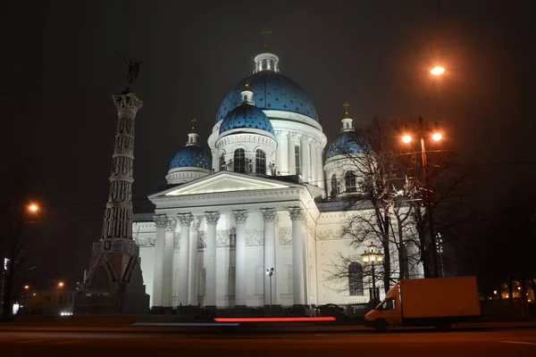 Όμορφη Λευκή Εκκλησία Μπλε Τρούλους Στην Αγία Πετρούπολη Ρωσία — Φωτογραφία Αρχείου