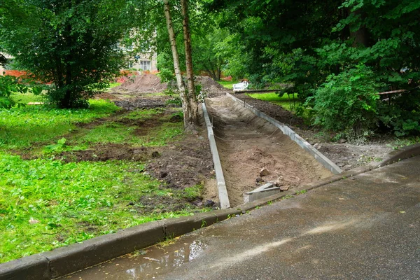 Untidy Road Which Finished Yet Covered Mud Water Green Trees — Stock Photo, Image