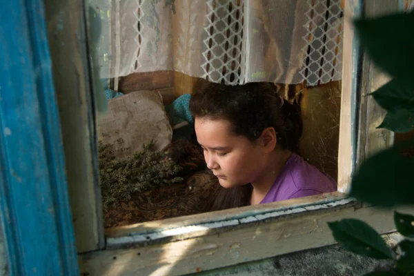 Peeping House Village House Melancholy Years Old Girl Sitting Untidy — Stock Photo, Image