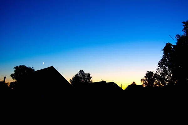 Ciel Bleu Rose Jaune Avec Croissant Sur Des Silhouettes Sombres — Photo