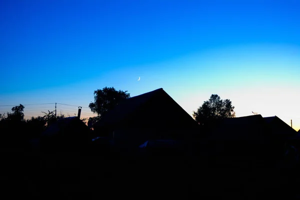 Schöner Strahlend Blauer Himmel Über Geheimnisvollen Schwarzen Dächern Und Bäumen — Stockfoto