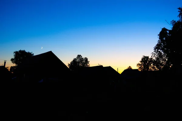 Geheimnisvoll Schöner Blauer Und Gelber Himmel Über Schwarzen Dächern Verschlafener — Stockfoto