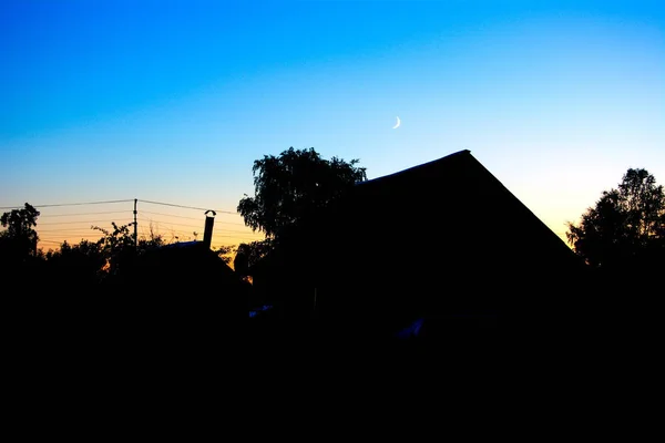 Mysteriously Beautiful Blue Yellow Sky Black Roofs Trees Village Summer — Stock Photo, Image