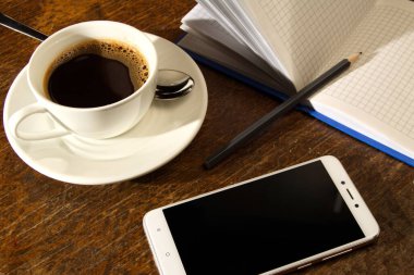 Not defterine yazmak, çalışmak ve çay tabağının üzerinde içmek ve çalışmak için bir kaşık. İç ve yaz, hayatın tadını çıkar.. 