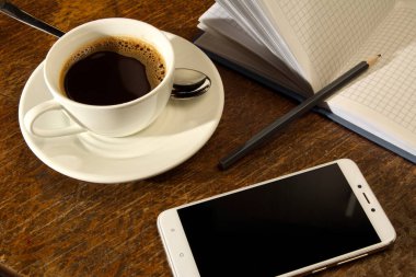 Not defterine yazmak, çalışmak ve çay tabağının üzerinde içmek ve çalışmak için bir kaşık. İç ve yaz, hayatın tadını çıkar.. 