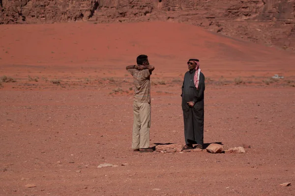 Wadi Rum Ürdün 2010 Çölün Ortasında Iki Adamın Sohbet Ettiği — Stok fotoğraf