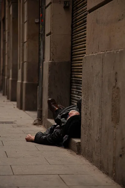 Barcelona Hiszpania 2010 Bezdomny Starzec Śpi Kamiennej Ziemi Drzwiach Przy — Zdjęcie stockowe