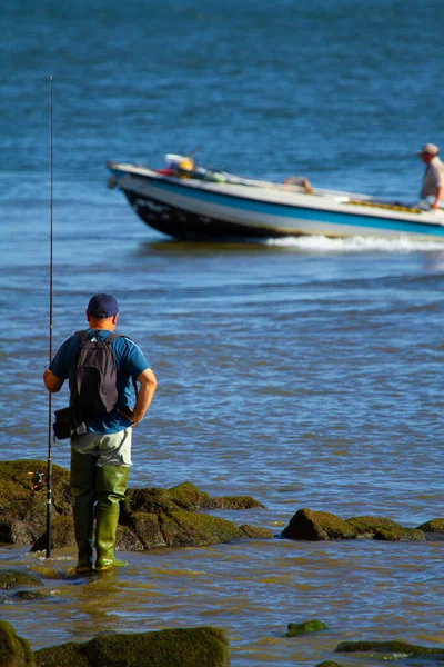 Pescador Usando Botas Pesca Longas Uma Mochila Chapéu Está Sobre — Fotografia de Stock
