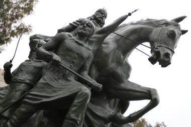 Şam / Suriye 03 / 29 / 2010: Salahaddin Ayyoubi Anıtı (Salahaddin Ayyoubi), Haçlılara karşı yürüttüğü başarılı seferlerle tanınan büyük komutan..