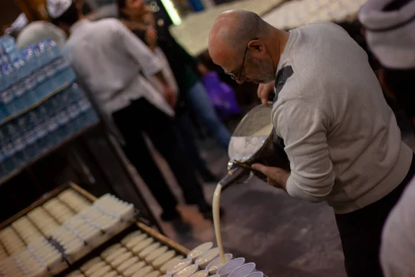 2010年3月28日 叙利亚大马士革 一名厨师正在将用金属罐配制的新鲜奶油倒入玻璃杯 这个地方 Bakdash 是叙利亚著名的冰淇淋店 — 图库照片