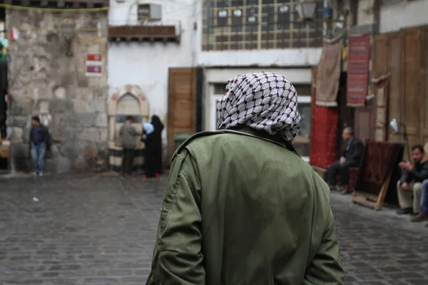 Gatuvy Centrala Damaskus Syrien Med Man Bakifrån Klädd Palestinsk Keffiyé — Stockfoto