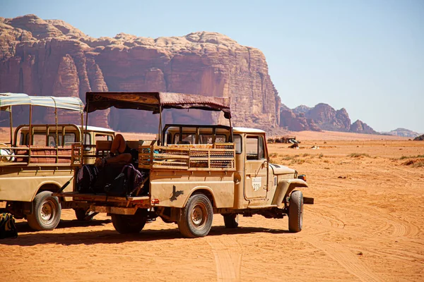 Wadi Rum จอร แดน 2010 รถกระบะเก าหร บการขนส งของน องเท — ภาพถ่ายสต็อก