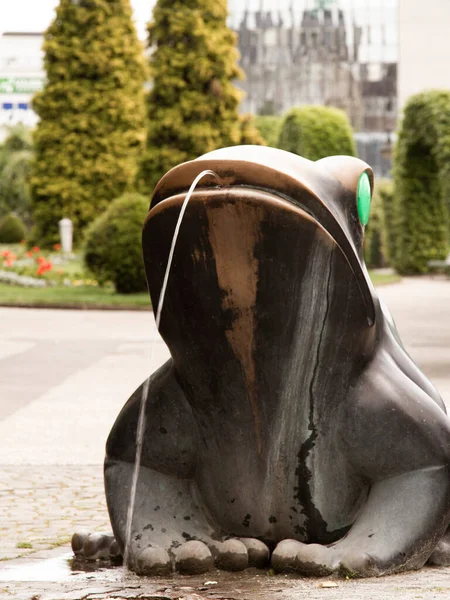 2010年1月6日 瑞士洛桑 洛桑市中心的青蛙喷泉 它是一座青蛙雕像 背景是 伯堡蟾蜍与公主 公主在街对面这是Ignazio Bettua的雕像 — 图库照片