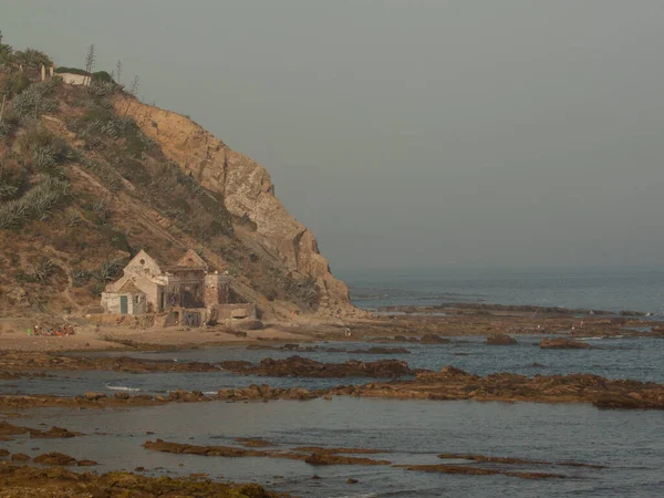 바위투성이 해안에 산기슭에 버려진 주택이 바다에 둘러싸여 있습니다 Andalucia Spain — 스톡 사진